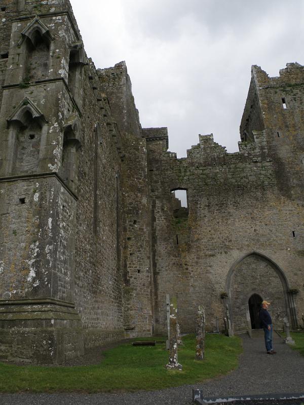 20100721f Cashel Cathedraal met bijgebouw.JPG